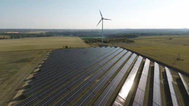 Güneşli kırsal çevrede temiz yenilenebilir enerji