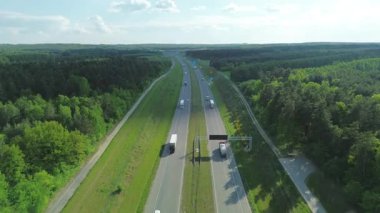 Kırsal otoyolda yaz yolculuğu trafiği