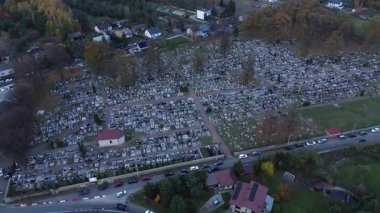 Geceleri mezarları aydınlatan bir sürü mum.
