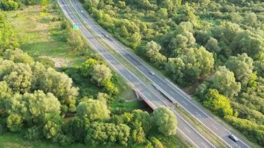 Doğadaki yol altyapısının güzel hava manzarası