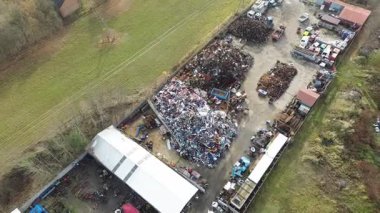 Karışık endüstriyel çöp yığınlarının insansız hava aracı görüntüleri.