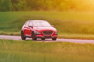 Manzaralı bir yolculukta yeni bir otomobil nakliyesi