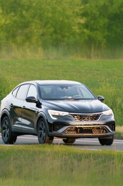 Avrupa 'nın sakin kırsal güzergahındaki kompakt geçiş aracı