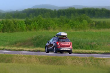 Asfalt caddesinde modern SUV otomobili