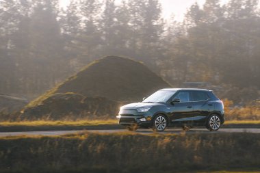 Açık havada güneşli bir günde küçük bir SUV.