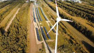 Güneş panelleri ve rüzgar türbini temiz enerji üretiyor