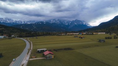 Karlı Alpler manzaralı resimli kırsal bölge