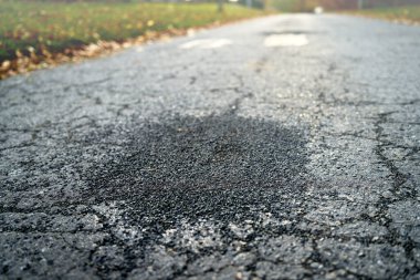 Yeni asfaltlı açık yol bakımı