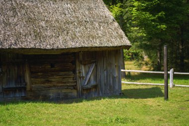 Terk edilmiş ahır sessiz bir kırsalda.