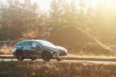 Huzurlu bir akşamda modern lüks araba