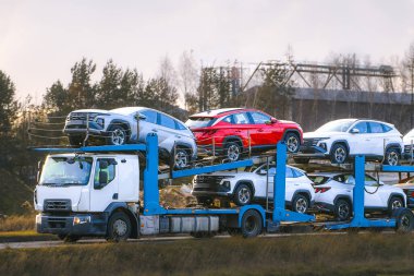 Dışarıdaki araba taşıma kamyonunda SUV 'ler.