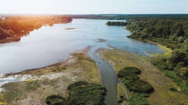 Kurumuş çatlamış topraklarda çekilen nehir.