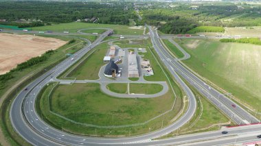 Yukarıdan görünen otoban yonca yaprağı kavşağı