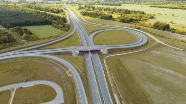 Hareket eden trafik ile modern ekspres yol kavşağı