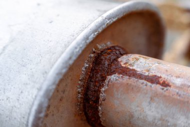 Aşındırılmış eski demir boru.