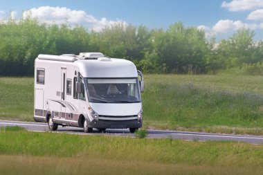 Kırsal alanda aile karavanı gezisi