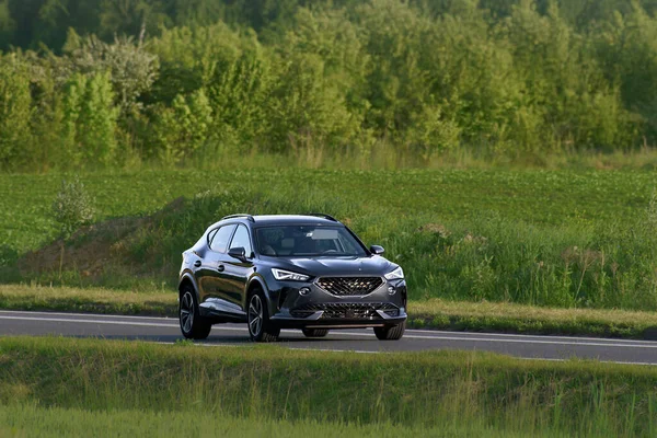 Kavisli yol boyunca ilerleyen sıkıştırılmış kentsel kesişme