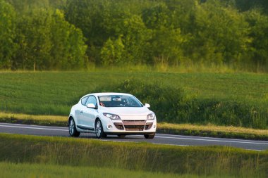 Pürüzsüz ülke otoyolunda spor kompakt araç