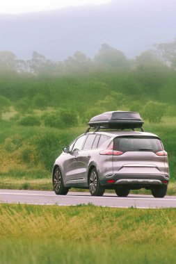 Şehir yolunda giden geniş MPV aile arabası