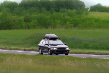 Manzaralı yolda giderken kişisel özgürlük kavramı