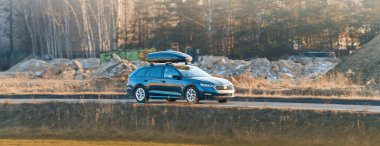 Tatil bagajlarının çatı katında taşınması