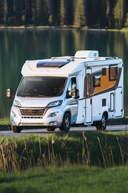 Kamp otobanı dağ zeminiyle geziyor.