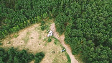 Doğal orman ortamında park edilmiş bir karavan.