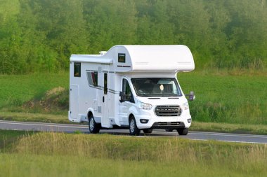 Kamp aracı doğal ortamda özgürce seyahat ediyor.