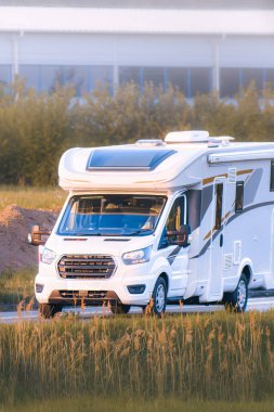 Gezgin kampçı dağlarda kırsal yolda geziniyor.