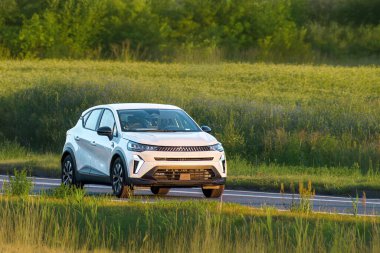 Araç yazın düz bir yolda hızla ilerliyor.