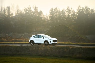 Gün ışığında giden çapraz araç