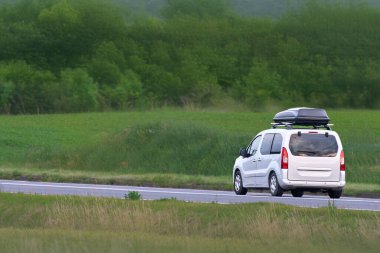 Çatı Kutusu Seyahat Eden Modern Beyaz Araç