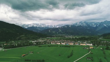 Dağların yakınındaki yeşil vadide