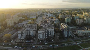 Arka planda şehir silueti olan modern apartman kompleksi