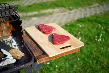 Angus bifteği sıcak barbeküde cızırdıyor