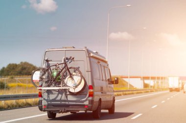 Yolculukta bisiklet taşıyan bir araç