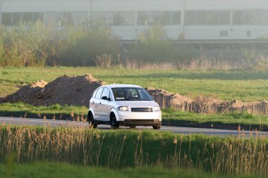 Asfaltlı yolda elektrik hareketliliği kavramı