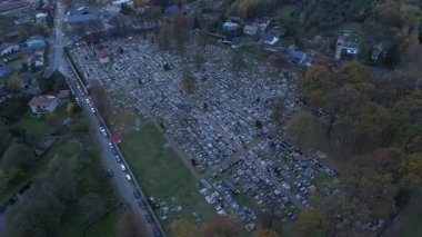 Bir sürü feneri olan huzurlu bir mezarlık.