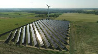 Rüzgar türbini ve güneş panelleri temiz elektrik üretiyor