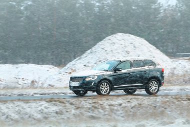 Kış fırtınasında SUV sürücüsü