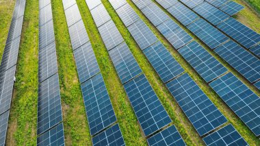 Mavi enerji panelleri olan eko güneş çiftliği