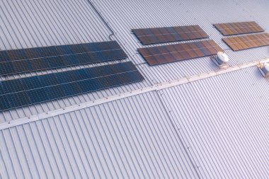 Güneş enerjili mavi metal çatı