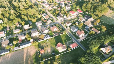 Sonbahar günbatımında köyün üzerinde uzun gölgeler