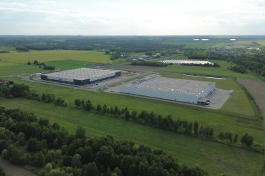 Teslimat karavanları ve konteynırları olan lojistik merkezi