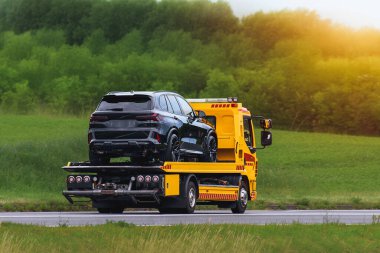 Araç nakliye kamyonu yeni bir SUV teslim ediyor.