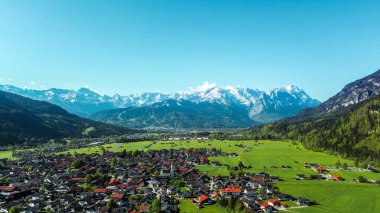 Orman ve dağ zeminli Alp köyü