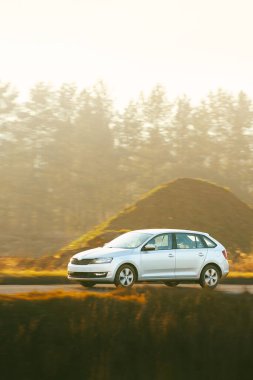 Kompakt hatchback ile kır yolculuğu