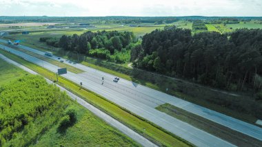 Doğa kırsal alanda yollarla kesişir.