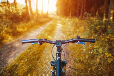 Motosikletçi GPS ile doğa izlerini araştırıyor.