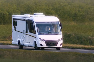 Kamp minibüsü kırsal kesimde rahat seyahat ediyor.